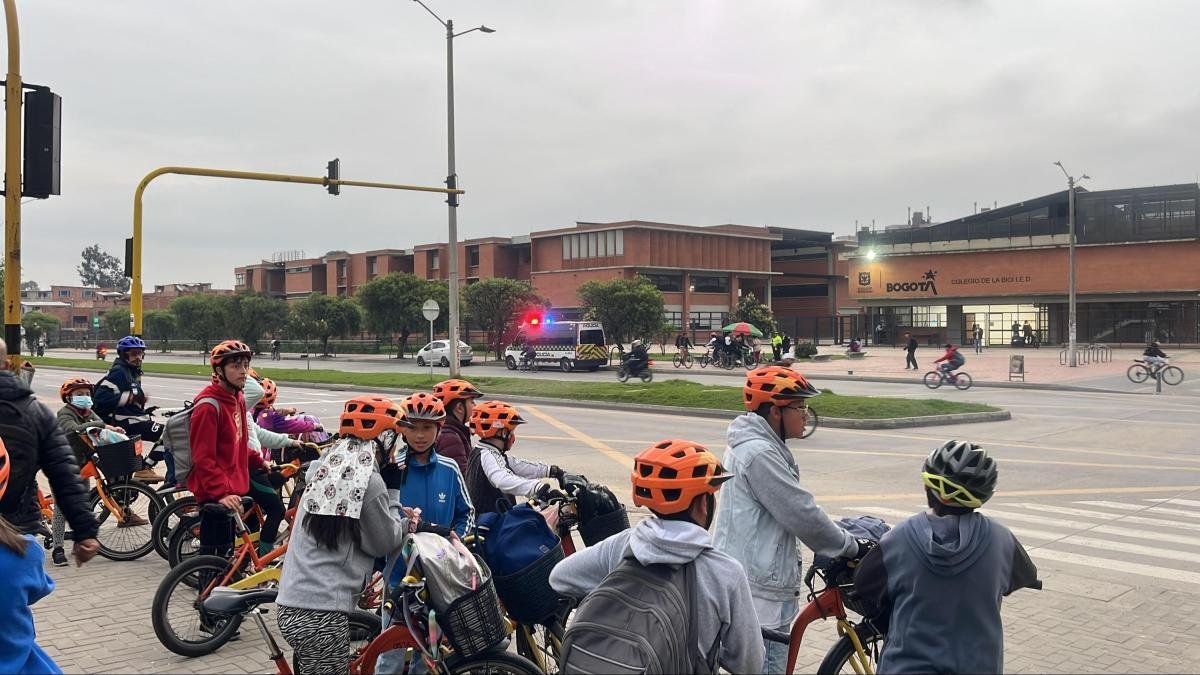 Así es la estrategia con la que más de 9.000 estudiantes ruedan hacia el aula en bogotá