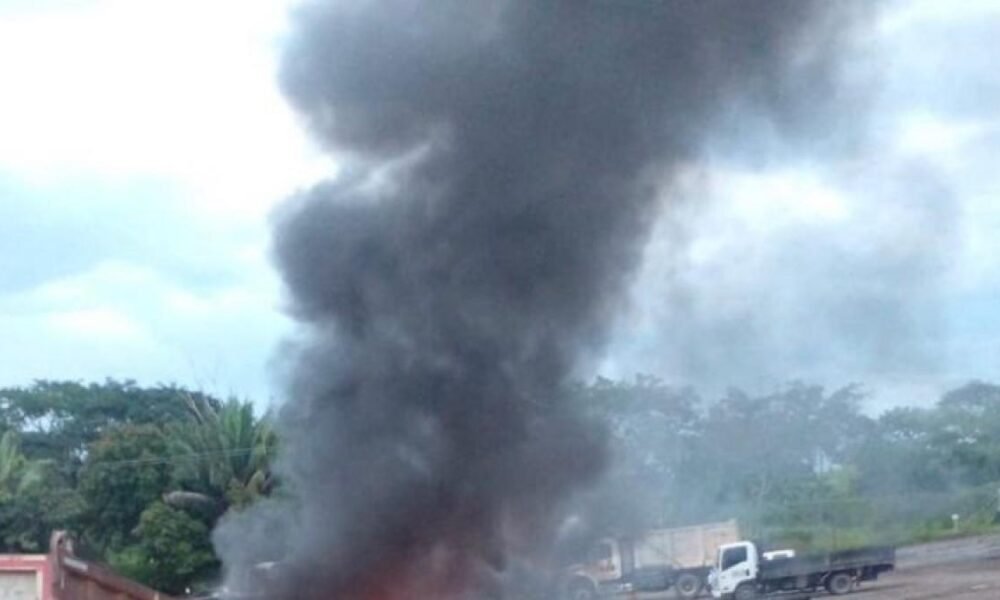 Eln Incineró Planta Asfáltica y Maquinaria Amarilla Ubicada Sobre La Carretera Troncal del Caribe