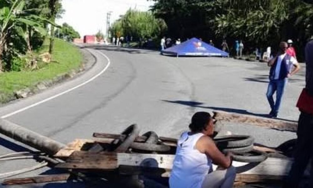ESTA ES LA RAZÓN POR LA COMUNIDADES TAPONARON EL PASO VEHICULAR