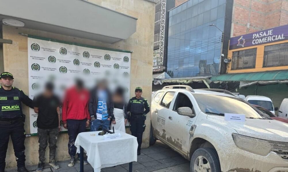 CAPTURAN A CUATRO Presuntos Responsables de Robo de Vehículo en Bogotá