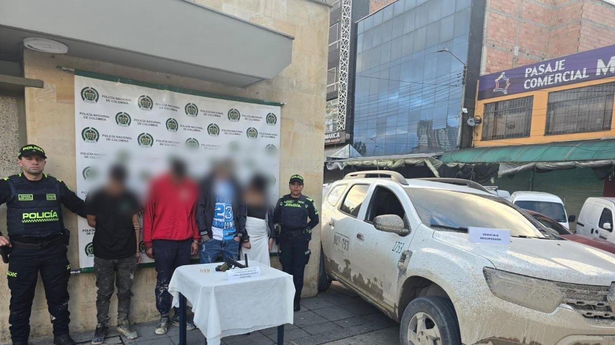 CAPTURAN A CUATRO Presuntos Responsables de Robo de Vehículo en Bogotá