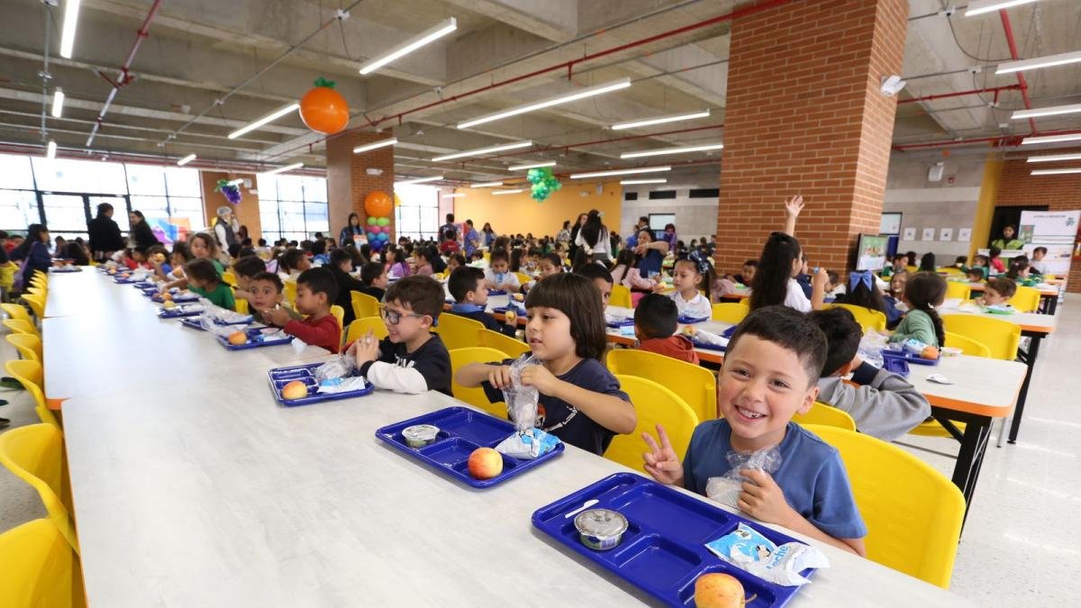 beneficiario a más de 1.500 estudiantes desde prejardín a grado 11