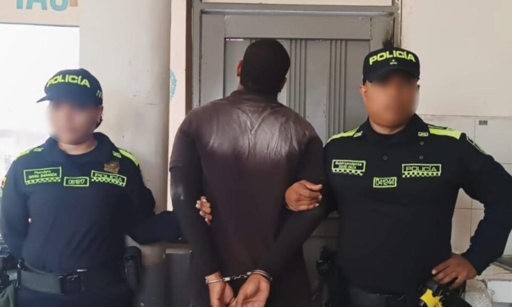 En Cartagena Policía Capturó A Ladrón Que Minutos Antes Había Arrebatado Una Cadena de Oro Avaluada en $ 5 Millones