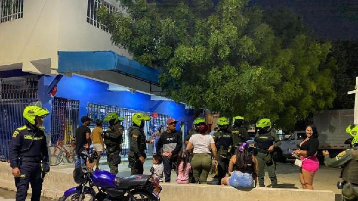 La Familia lo Salvó A Punta de Palos y Piedras