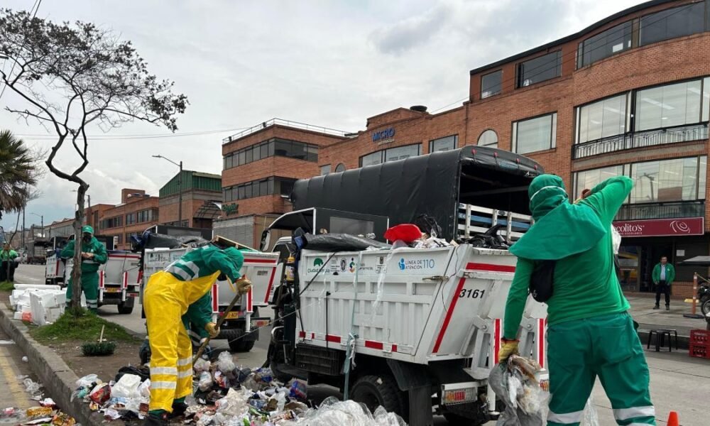 'Cazarregeros' y la Lucha contra la Falta de Cultura en el Manejo de Basuras en Bogotá