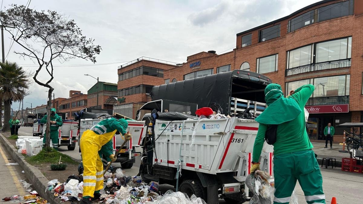 'Cazarregeros' y la Lucha contra la Falta de Cultura en el Manejo de Basuras en Bogotá