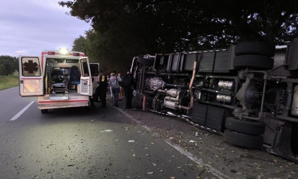 una niña murió y heno más de una docena de heridos