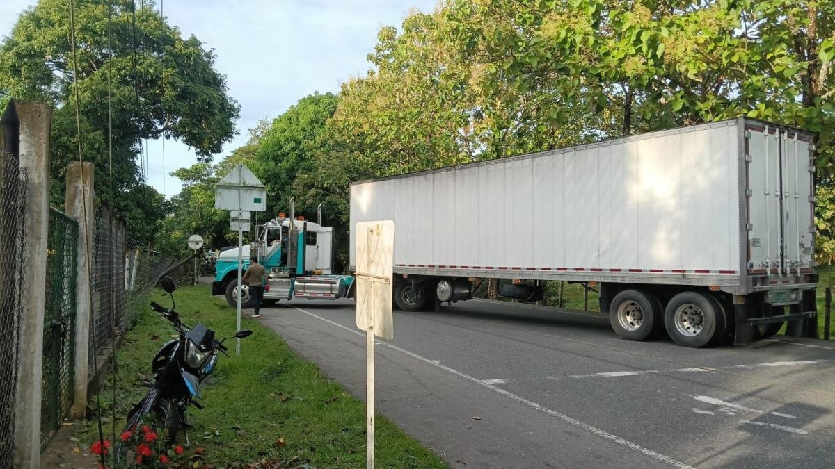 Cierre Total en IMPORTANTE Vía del Bajo Cauca Antioqueño por protestas A raíz de operacos contra minería ilegal