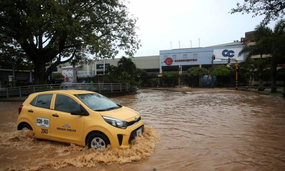 Un Carro, Atrapado en Inundación y Hubo Riesgo Cerca del Río Pance