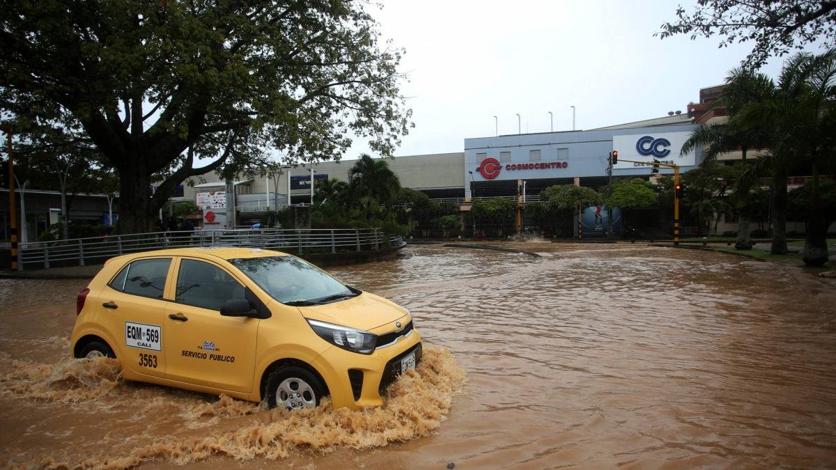 Un Carro, Atrapado en Inundación y Hubo Riesgo Cerca del Río Pance