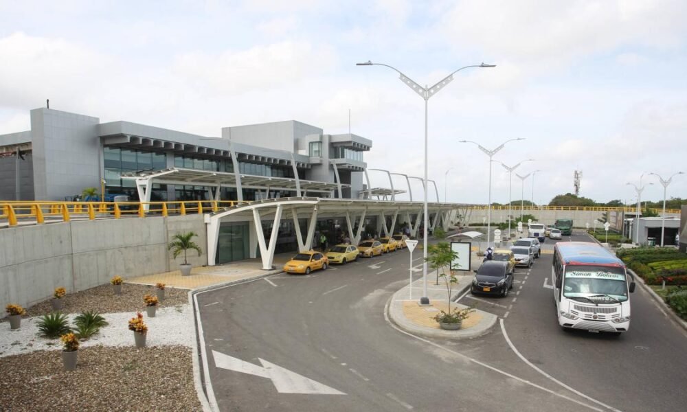 Cientos de Pasajeros Varados en el Aeropuerto de Barranquilla por ImpactO de Ave que Dañó Turbina de Avión