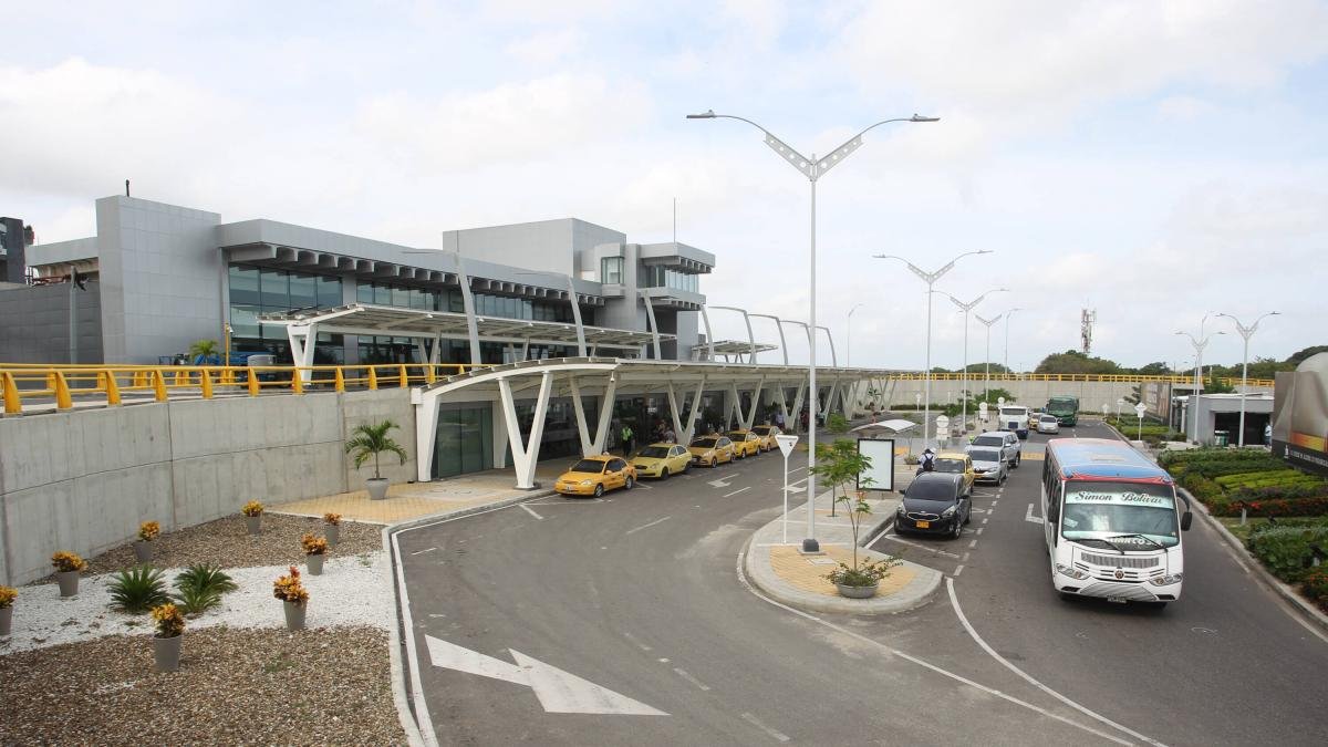 Cientos de Pasajeros Varados en el Aeropuerto de Barranquilla por ImpactO de Ave que Dañó Turbina de Avión