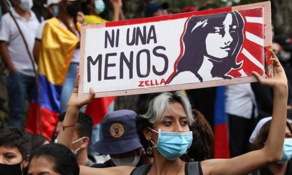 Búsqueda del Asesino de Una Mujer Arrojó Un Cauturado; pistola portaba