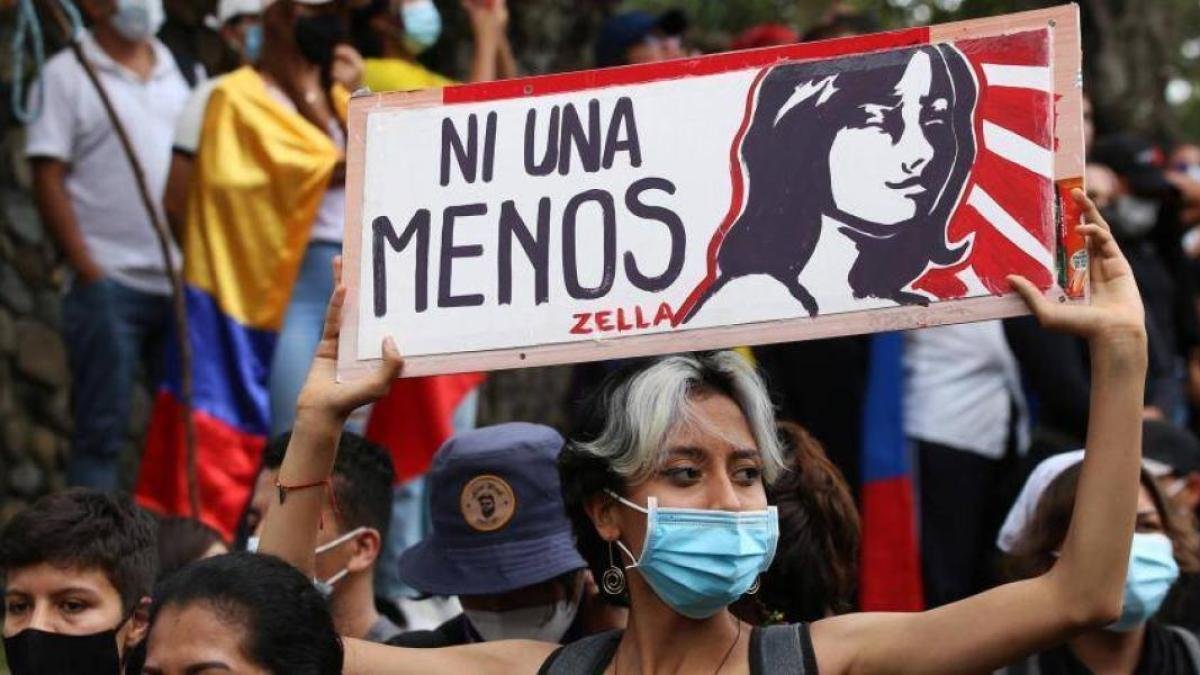 Búsqueda del Asesino de Una Mujer Arrojó Un Cauturado; pistola portaba