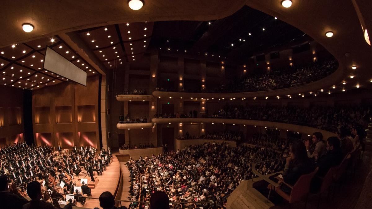 La Complejidad de Dvorák y la Energía Orquestal de Bartók en El Teatro Mayor