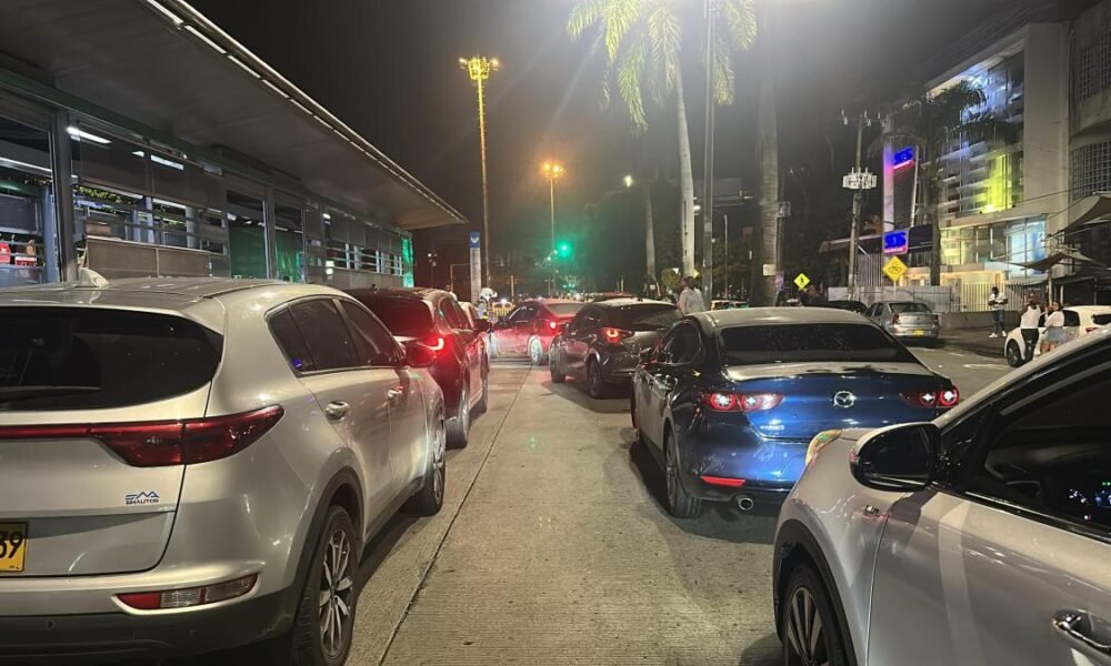 Multas A Dueños de Más de 60 Carros por parquearlos en el Carril Exclusivo del Mio, Mientras Estaban de Rumba