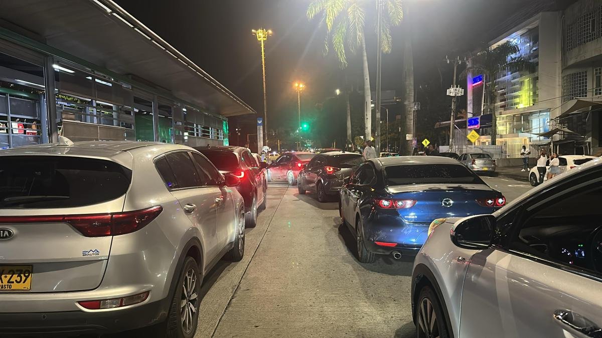 Multas A Dueños de Más de 60 Carros por parquearlos en el Carril Exclusivo del Mio, Mientras Estaban de Rumba