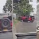 VIDEO MUESTRA CÓMO CAMIONETA ESTRELA A TRES CARROS Y ARROLLA MOTO DE LA POLICÍA