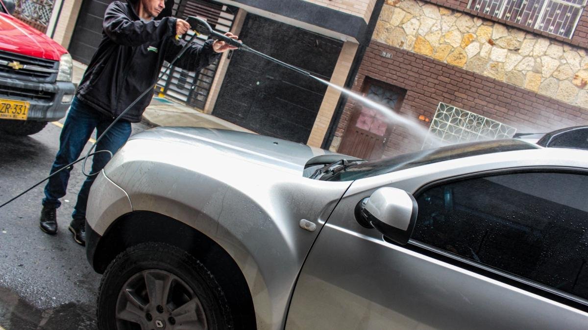 Esta es la multa que tenderría que pagar si lava su vehículo en una vía pública de bogotá