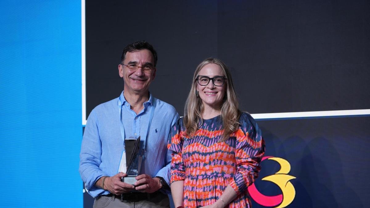 Banco de Bogotá Recibe El Premio Flor Ángela Gómez por Su Programa de Educación Financiera