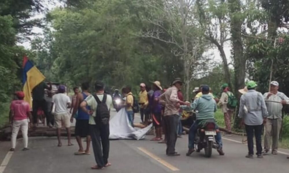 Campesinos Bloqueos La Vía Al Mar Exigiendo Tierras Invadidas por Indígenas
