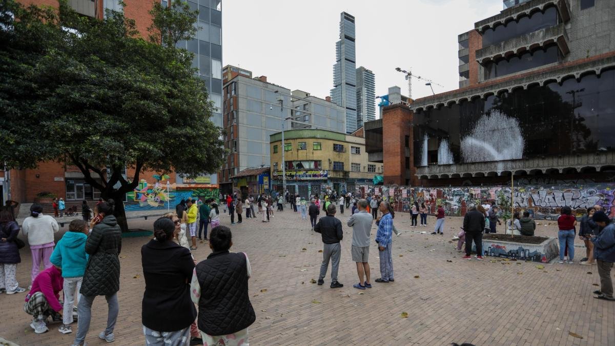 Fotos y videos MUestran a Cientos de Colombianos en alerta por el Sismo que Sacudió A Bogotá y Otras CiUdades