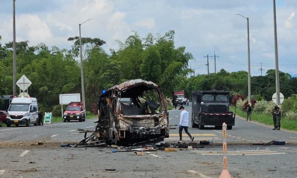 dos explosiones en la vía panamericana y jamundí dejan cuatro muertos