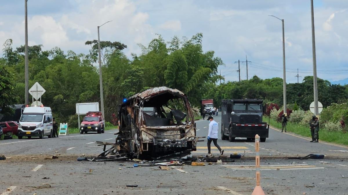dos explosiones en la vía panamericana y jamundí dejan cuatro muertos