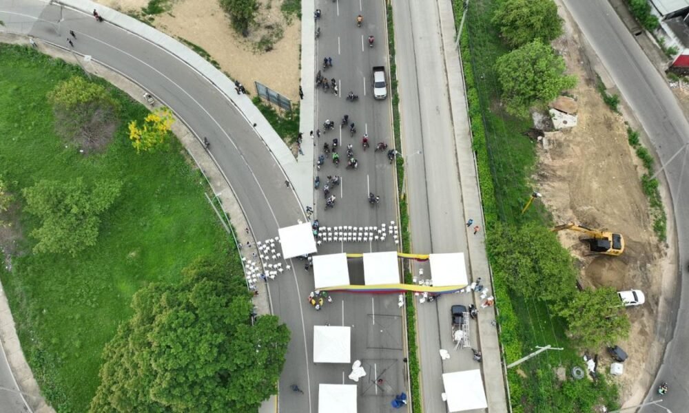 Seguidore del Presidente Manifiesto Petro Su Apoyo A Medidas del Gobierno