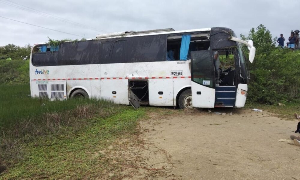 Un Muerto y 20 Heridos Deja Accidente de Bus Con Trabajadores de Hotel Decamerón en Vía Hacia Barú