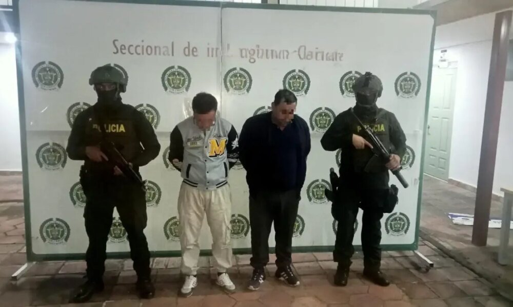 Hallan Camión Cargado Con Fusiles, Municiones y Uniformes Militares