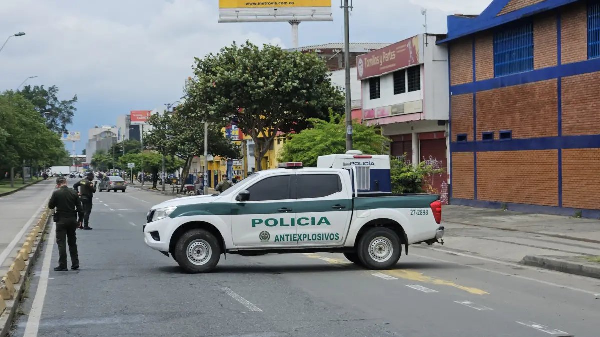 Descartan Carro Bomba en Cali, Tras Alerta por Un Vehículo Abandonado en Plena Vía; Así, Policía Verificó Automotor
