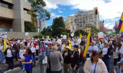 Bogotá Se Vista de Blanco en la Multitudinaria Marcha del Silencio por Miguel Uribe