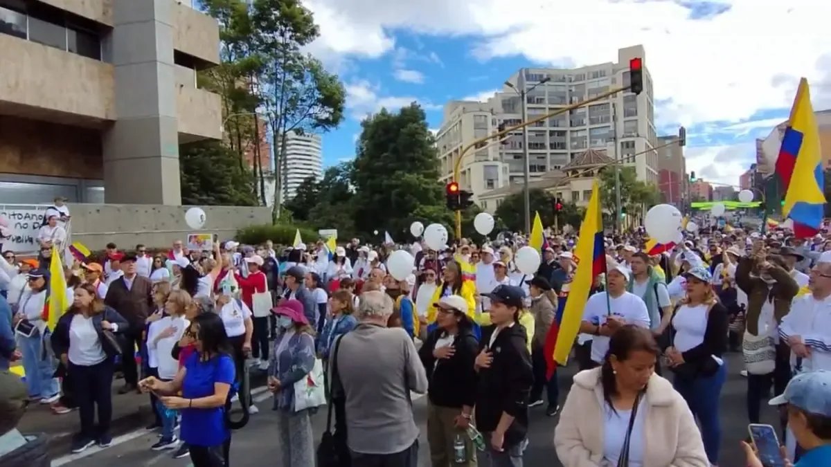 Bogotá Se Vista de Blanco en la Multitudinaria Marcha del Silencio por Miguel Uribe