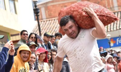 Campesinos en Samacá, Boyacá, Celeban su día Compitiendo en una Carrera Con Un Bulto de Papa Al Hombro