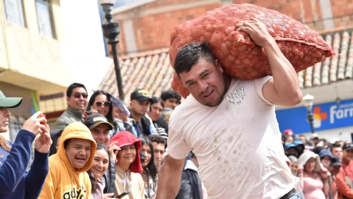 Campesinos en Samacá, Boyacá, Celeban su día Compitiendo en una Carrera Con Un Bulto de Papa Al Hombro