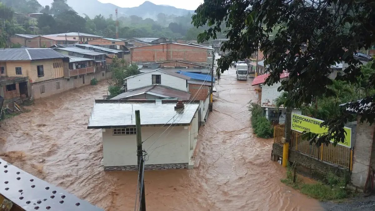 Calles Fueron Torrentosos 'Arroyos' en 2 municipios del valle