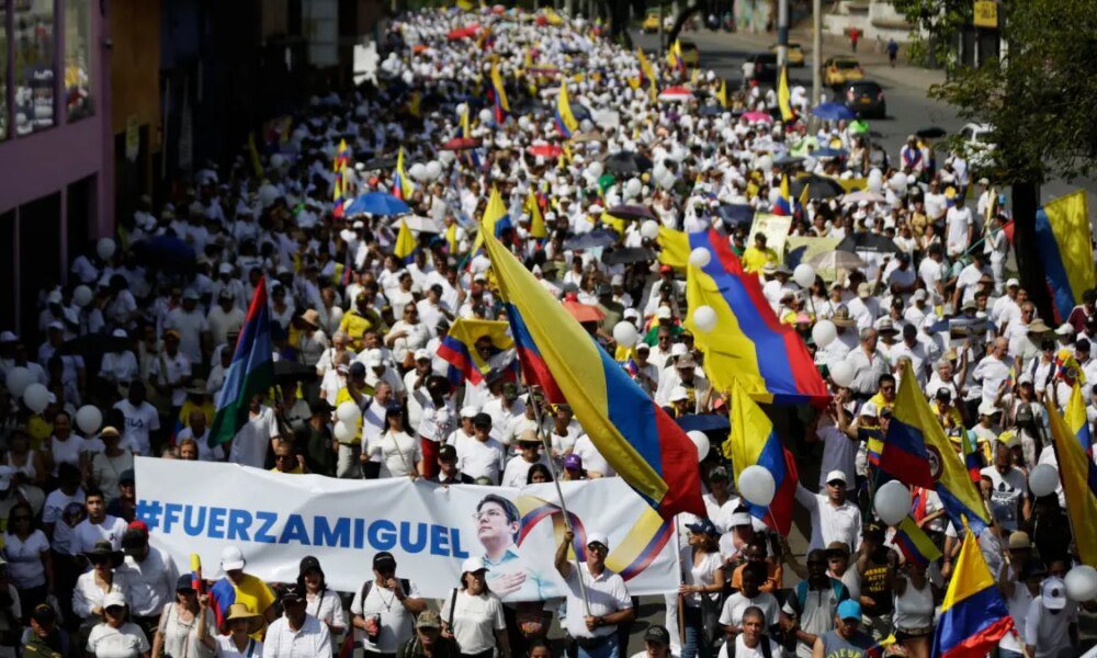 Calle Quinta, Atiborrada y Hasta Con Banderas de 800 Metros