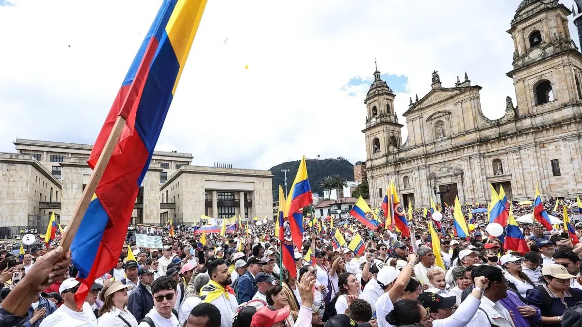 Ciudadanos clamarón por la paz y la salud de miguel uribe
