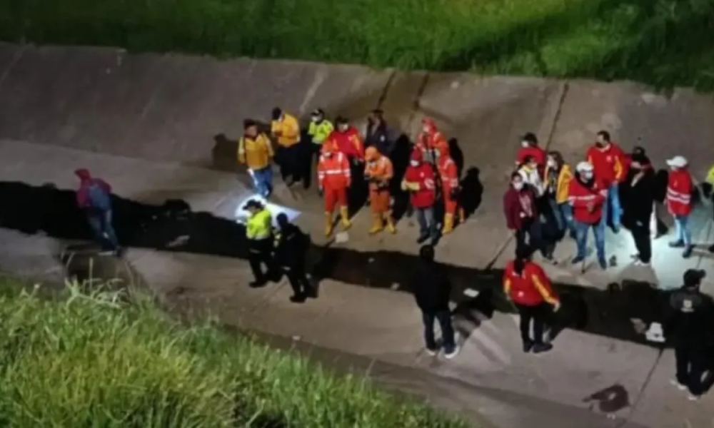 Retiran Cinco Toneladas de Basura y Cambuches Instalados Bajo Un Canal de Aguas Lluvias en Puente Aranda, en Bogotá