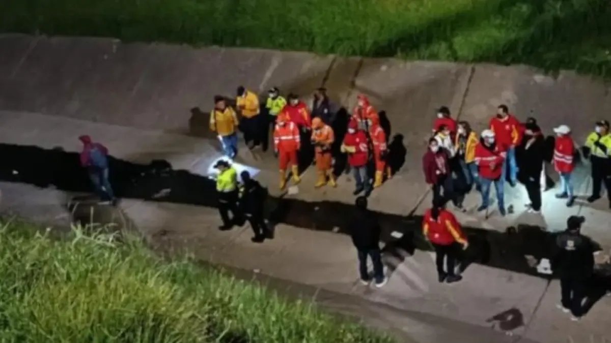 Retiran Cinco Toneladas de Basura y Cambuches Instalados Bajo Un Canal de Aguas Lluvias en Puente Aranda, en Bogotá