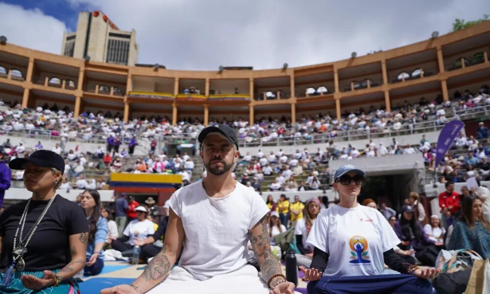 Más de 5.000 Personas Asisteron a la Jornada de Meditación Masiva y Yoga en la Plaza la Santamaría
