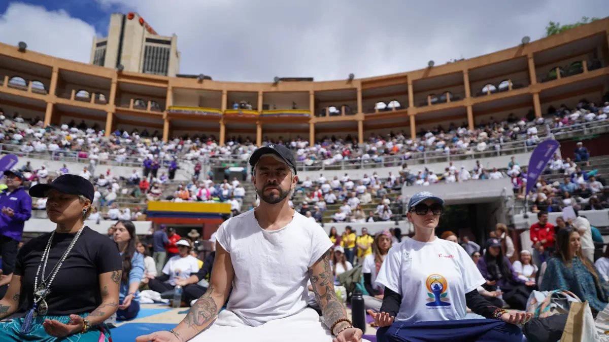 Más de 5.000 Personas Asisteron a la Jornada de Meditación Masiva y Yoga en la Plaza la Santamaría