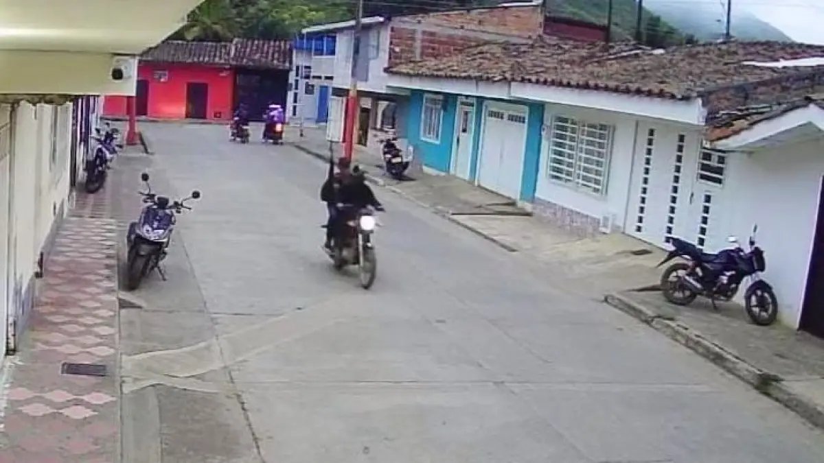 Por tierra y aire Buscan A Hombres Armados que intentaron atacar estacia de policía en el Dovio, Valle
