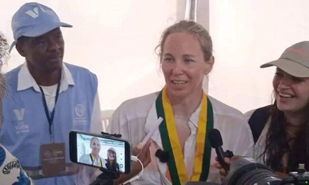 La Reconcida Deportista Eva Buzo Nadó 40 Kilómanos en Aguas de Buenaventura por la Resiliencia y La Esperanza