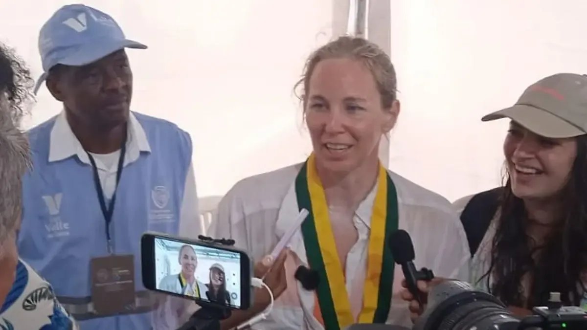 La Reconcida Deportista Eva Buzo Nadó 40 Kilómanos en Aguas de Buenaventura por la Resiliencia y La Esperanza