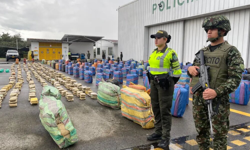 Un tractocamioN se Volcó en Vía de Tuluá y Tenía Cuatro Toneladas de Marihuana Oculas en Bultos de Papa