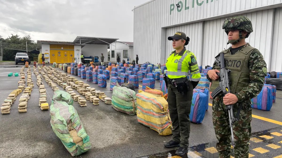 Un tractocamioN se Volcó en Vía de Tuluá y Tenía Cuatro Toneladas de Marihuana Oculas en Bultos de Papa
