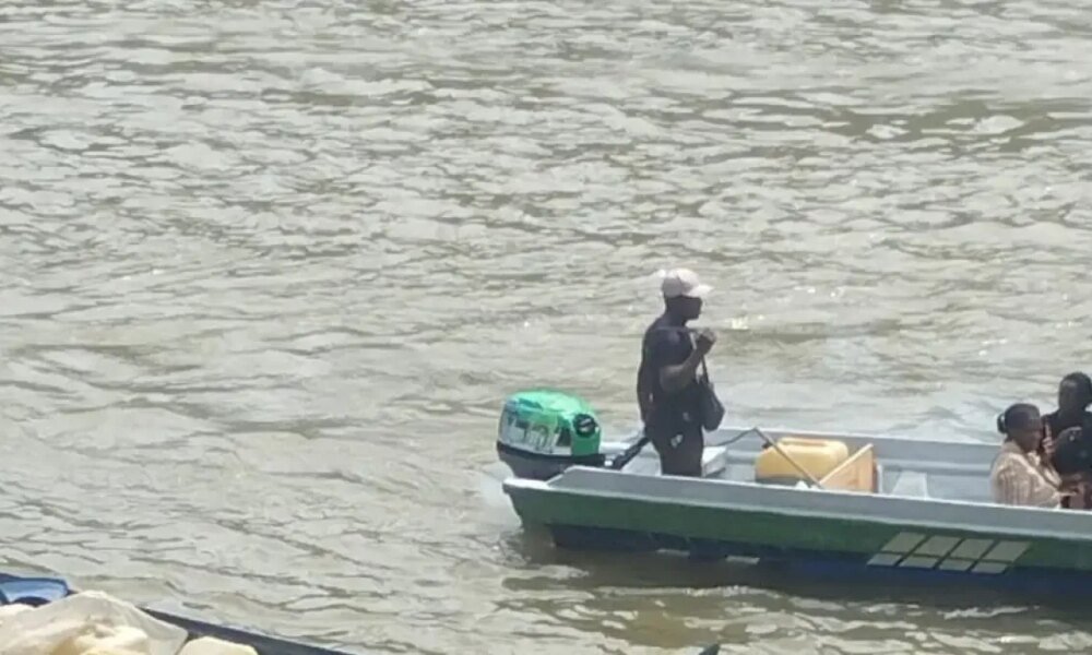 una embarcion naufragó y dejó a tres personsas desaparecidas