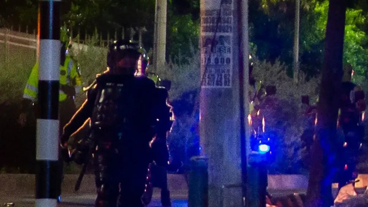 No Pueden Estar en la Calle Después de Las Nueve de la Nocche